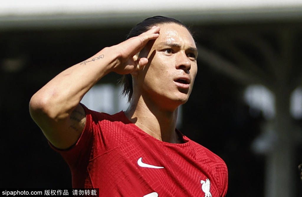 “我们有队内分析师，有一位了不起的教练，他们会给我们提供信息，告诉我们场上哪里有空间，以及我可以在哪个位置接球。